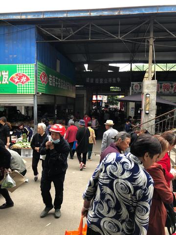 大街上很热闹写具体的句子（热闹的好句文案）