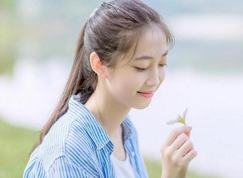 夸闺蜜长得漂亮的短句（表扬女人能干的句子幽默短语）