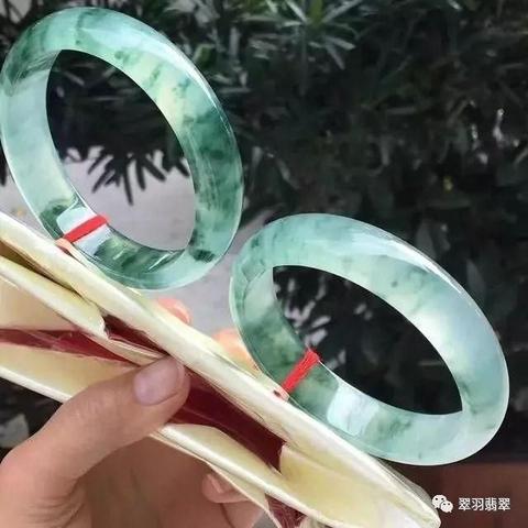 形容翡翠手镯的优美句子（翡翠文案短句高级感问候语）
