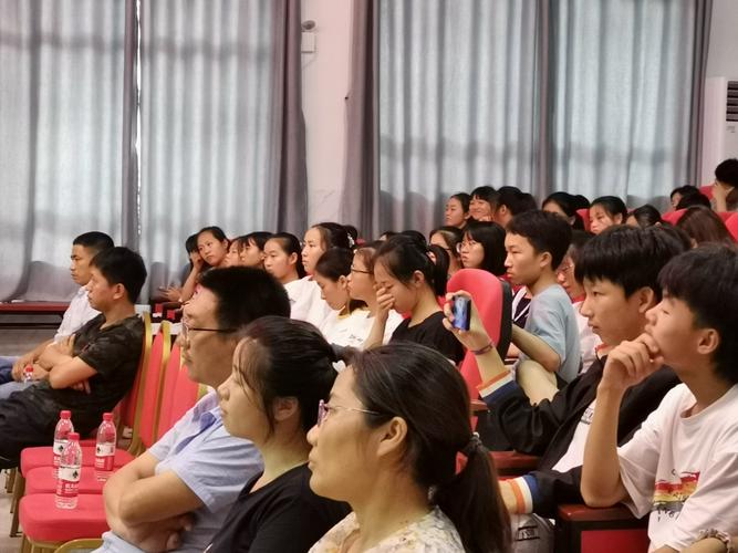 以奏响青春的乐章（一个音乐爱好者的青春故事）
