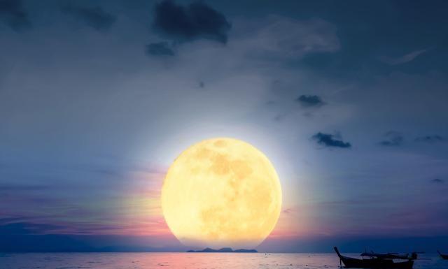 浪漫的月光，洒满了整个夜晚
