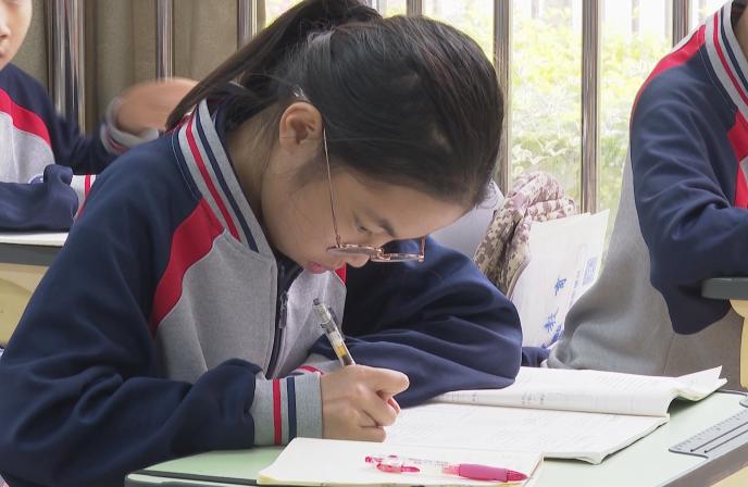 以热心帮助同学的人的作文600字（《热心同学》）