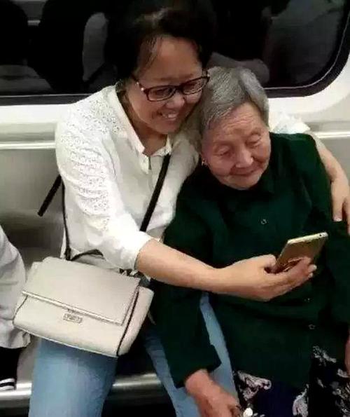 关于一瞬间的感动的作文（《一束野花引发的感动》）