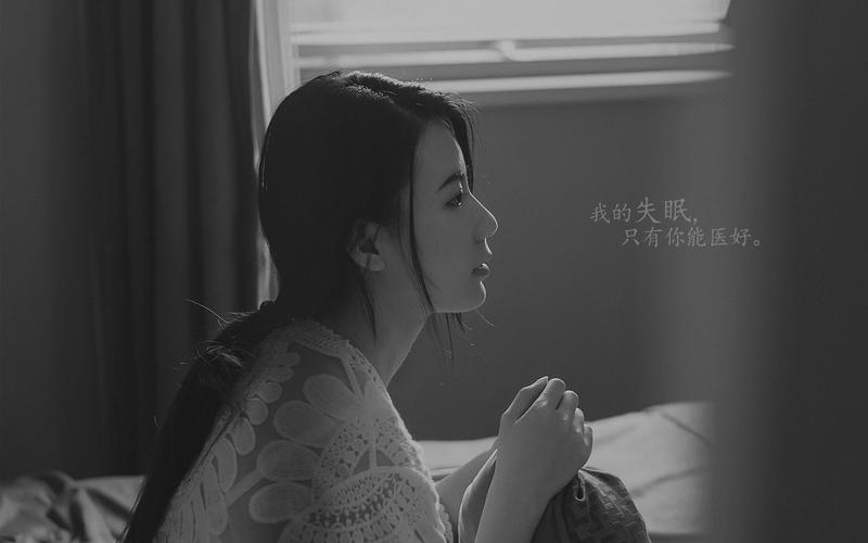 关于失眠的经典句子说说心情（失眠的句子心情——深夜孤独如水般沉重
）