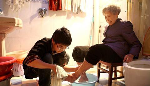 励志成长亲情类600字作文（亲情伴我成长初一优秀）