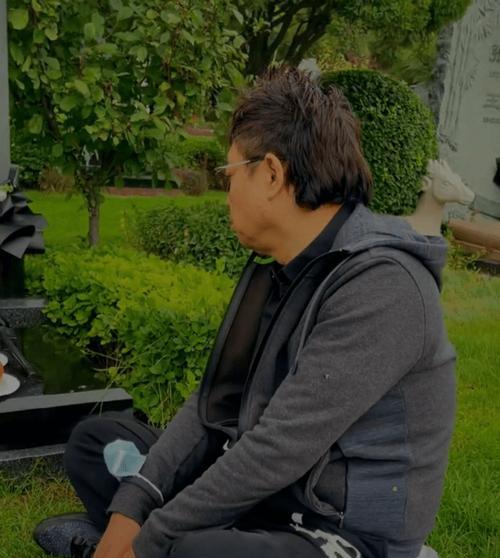 思念逝去亲人的句子经典（儿子思念亡母的诗词赠言）