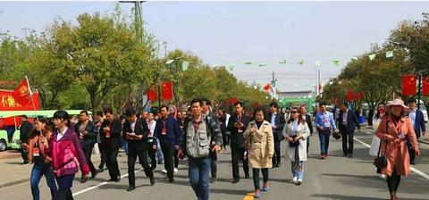 形容市井生活热闹的句子（街道许久没有如此热闹的名言）