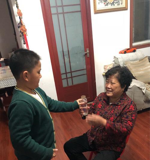 以我的奶奶为题目的作文（《忆我奶奶：坚强与毅力》）