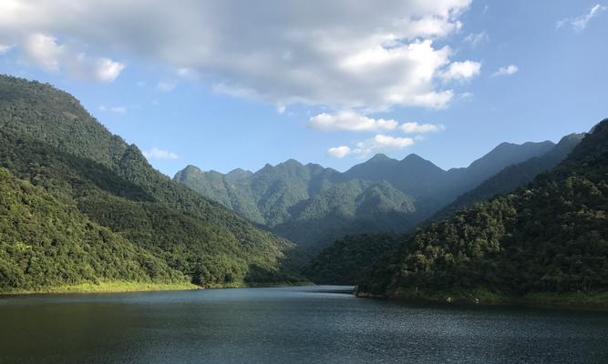 青山绿水句子,青山绿水唯美句子（《青山绿水的美丽世界》）