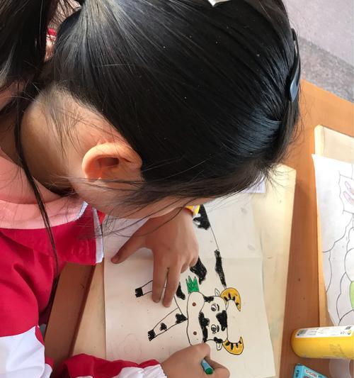 有关童年中七彩的生活的作文题目（《七彩童年的快乐时光》）