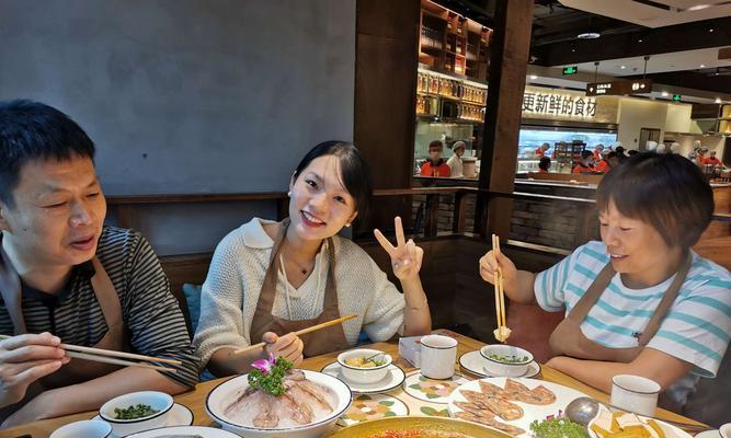 回望亲情作文（《亲情相伴历久常新》）