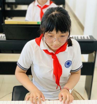 有关音乐课优美的句子的短句有哪些（探寻音乐的魅力）