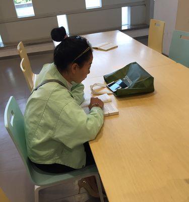 以爱看书的妈妈为话题的作文怎么写（《以爱看书的妈妈》）