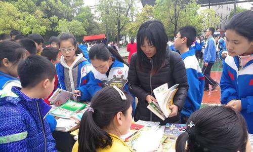 有关小书迷的作文(二年级)（《小书迷们的阅读世界》）