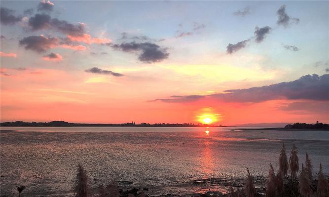 关于看夕阳的说说（看夕阳西下的心情句子）