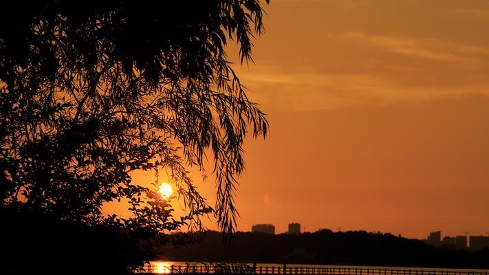 关于看夕阳的说说（看夕阳西下的心情句子）