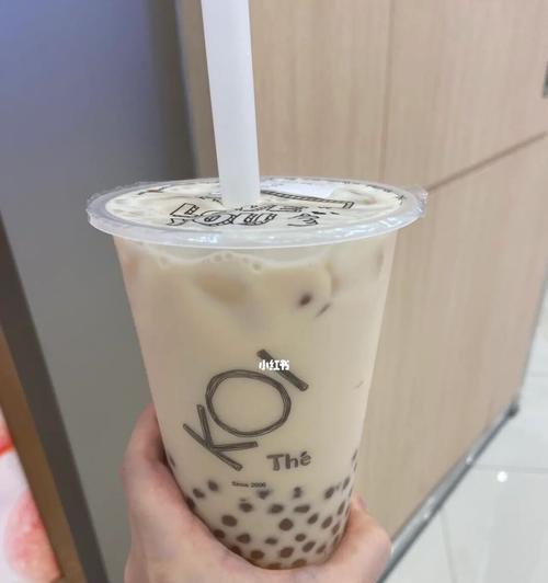 秋天的第一杯奶茶朋友圈晒奶茶的幽默说说（秋天的第一杯奶茶朋友圈好句2024）