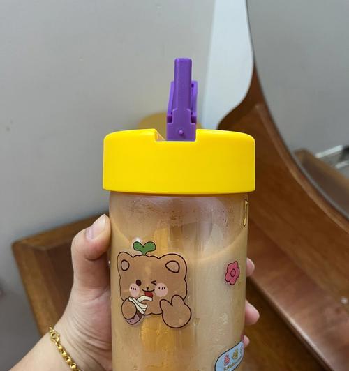 秋天的第一杯奶茶的短句（满溢在唇齿间的暖意）