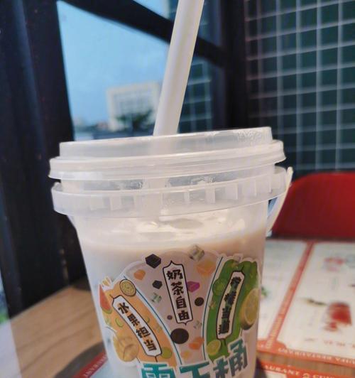 发表秋天第一杯奶茶的心情说说文案（秋天杯奶茶）