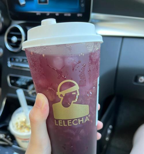 发表秋天第一杯奶茶的心情说说文案（秋天杯奶茶）