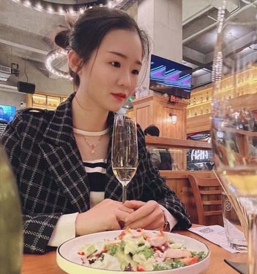 三五好友小聚唯美说说（三五好友小聚，唯美时光）