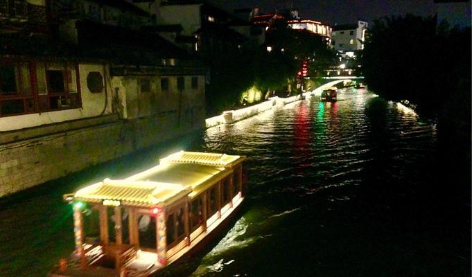 夜幕降临的唯美短句（枯燥生活中的浪漫之光）