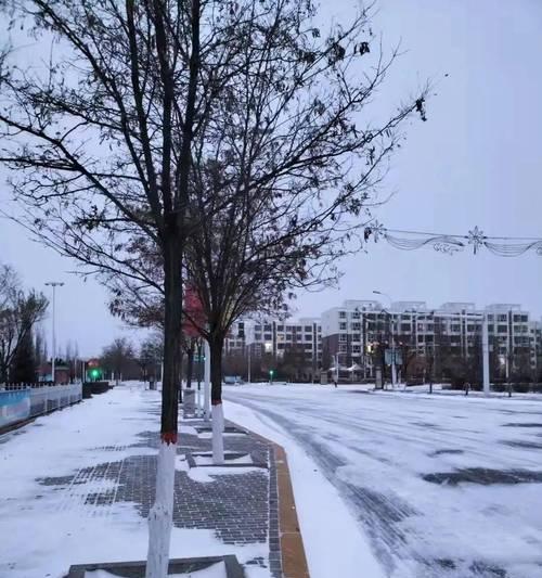 有关入冬第一场雪怎么发朋友圈说说的短句子（入冬第一场雪怎么发朋友圈说说）