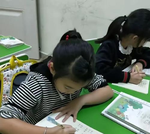 以成长路上的坎儿为话题的作文怎么写（《成长路上的坎儿》）