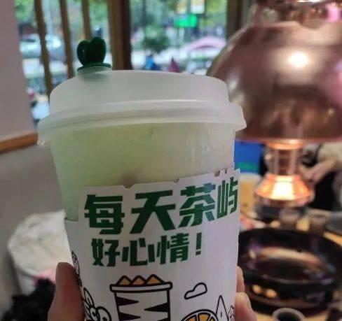 秋天第一杯奶茶的文案怎么写（感受秋天的温度）
