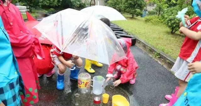 有关校园雨趣的作文怎么写（《校园雨趣：与雨同行的小故事》）