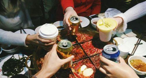 朋友聚餐怎么发圈写说说（相聚美好时光）
