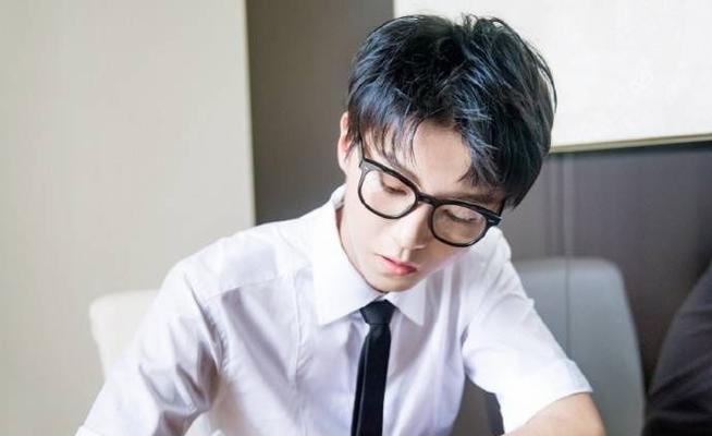 以王俊凯写为话题的作文怎么写（《初恋的相遇》）