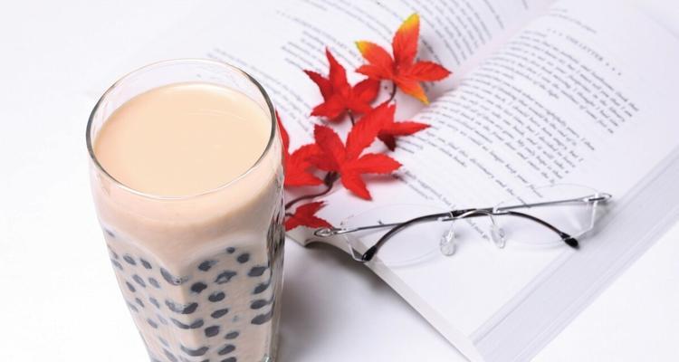秋天第一杯奶茶代表什么心情？如何表达这份温暖？