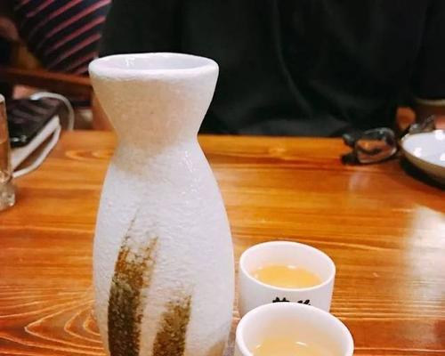 小酌一杯的唯美句子有哪些？如何用诗句表达微醺之美？