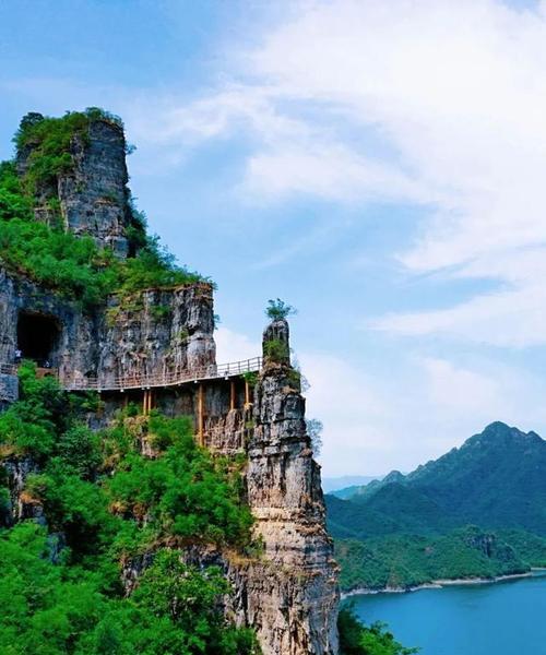 赞美湖景的唯美诗句有哪些？如何用诗句表达对湖景的赞美？