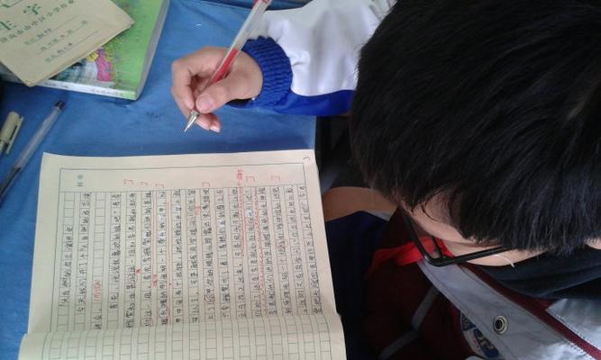 以感悟自然为话题的作文审题怎么写（《感悟自然——一个小男孩的成长故事》）