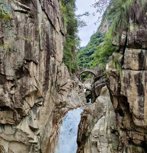 有关嶂山大峡谷雨天景色说说的句子怎么写（《雨打嶂山行，墨色添幽谷》）