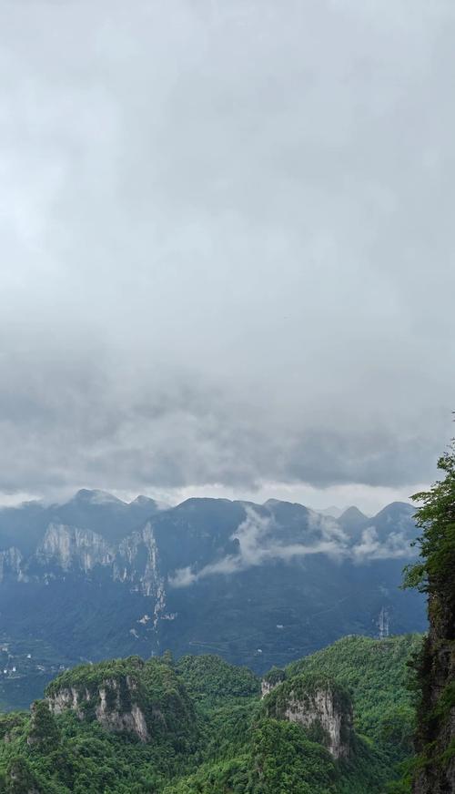 平山大峡谷雨天景色如何描绘？（《细雨润幽谷，山水含烟翠》）