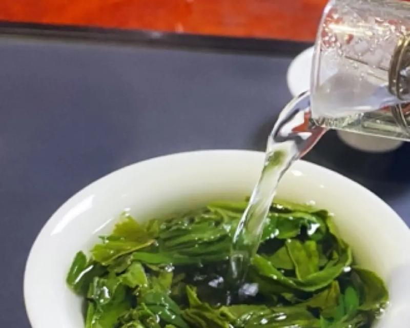 谷雨摘的茶叶有什么功效（《谷雨茶语：碧波轻摘雨前春》）